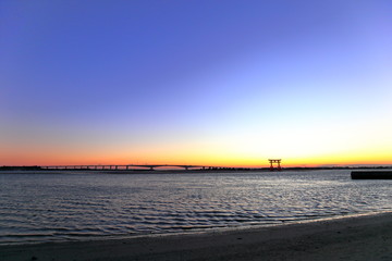 Naklejka premium 弁天島大鳥居へ沈みゆく夕日