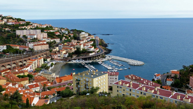 Cerb&egrave;re, petite ville du bordde mer