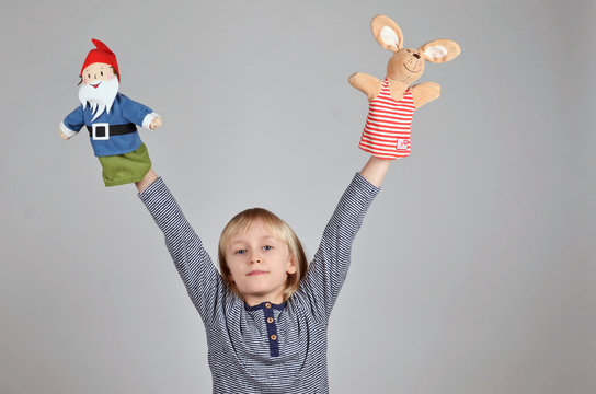 Kind mit puppe