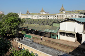 Der Bahnhof von Rangun in Myanmar - obrazy, fototapety, plakaty