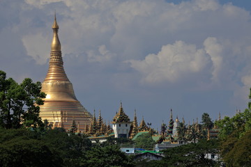 Die Shwedagon Pagode von Rangun in Myanmar  - obrazy, fototapety, plakaty
