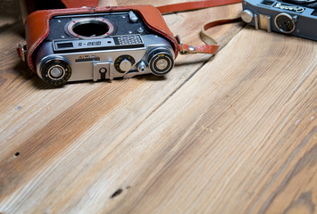 Stare aparaty na drewnianym tle
