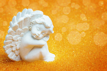 Engel vor Hintergrund aus Gold