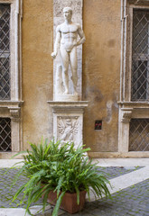 Fototapeta na wymiar scultura in un cortile a Roma