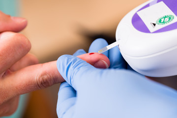 Diabetes Test mit Teststreifen in Arzt Praxis
