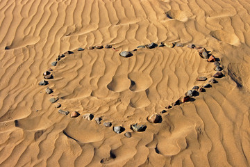 Fototapeta na wymiar Herz im Sand