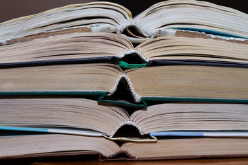 Старые растрепанные книги советских времен в стопке