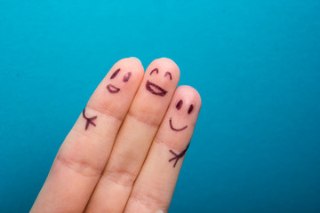 three smiling fingers that are very happy to be friends