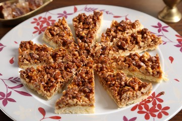 Cake with caramelized walnuts.