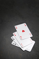 Karty na kamiennym tle