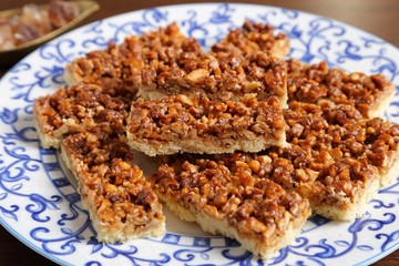 Cake with caramelized walnuts.