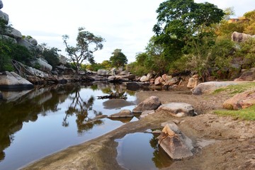 Fototapeta na wymiar Lago em meio a formação rochosa