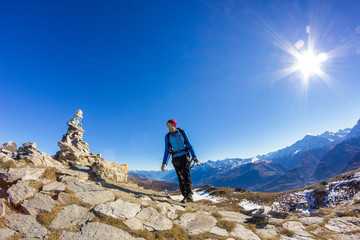Naklejka premium Escursionista in montagna