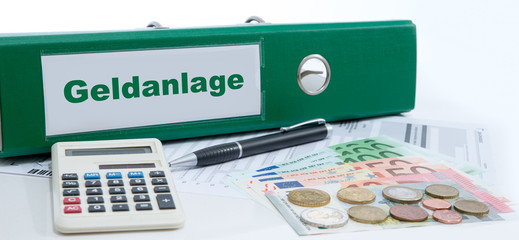 Geldanlage Ordner mit EURO Geld, Taschenrechner und Kugelschreiber