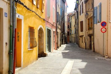 Fototapeta na wymiar Malerische Gasse in Manosque, Provence