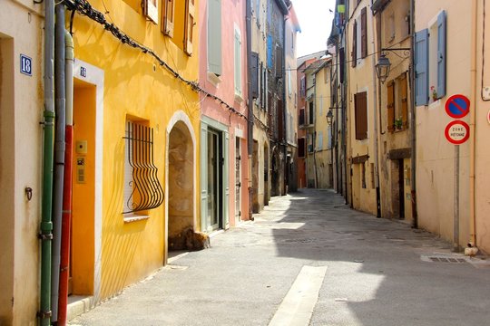 Malerische Gasse in Manosque, Provence