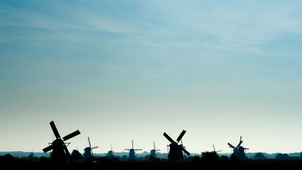 Fototapeta na wymiar WIndmills in Kinderdijk