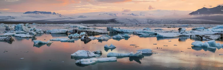 Crédence de cuisine en verre imprimé Arctique coucher de soleil orange et icebergs en Islande