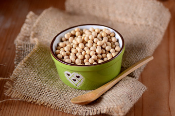semi di soia nella ciotola verde