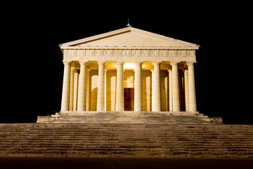Obraz premium Temple of Canova night view. Roman columns