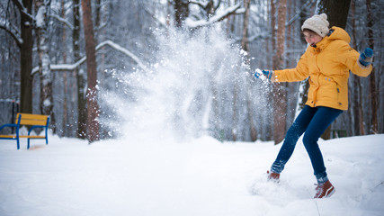 Девушка в снегу, девушка подбрасывает снег