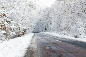 Obraz na płótnie Canvas Snowy winter road