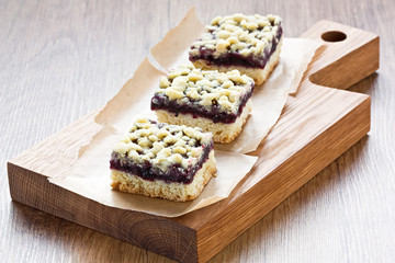 Black currant crumble pie bars / Homemade black currant crumble pie bars delicious sweet dessert