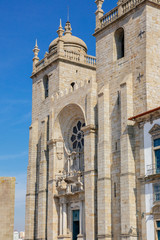 Fototapeta na wymiar Side view of the cathedral of Porto.