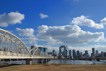 淀川と大阪キタの街並み 
