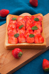 イチゴのオープンサンド