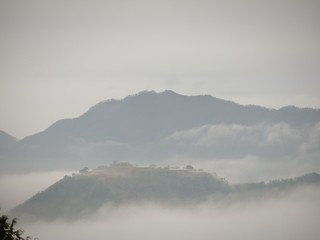 雲海に浮かぶ竹田城