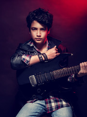 Obraz premium Teen boy with guitar