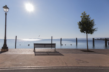 Fototapeta na wymiar bench at lake