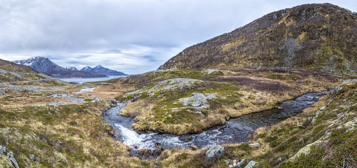 Fjord in der Region Troms, Norwegen im Herbst