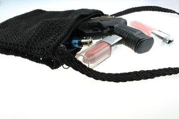 Handtasche mit Pistole und Lippenstift