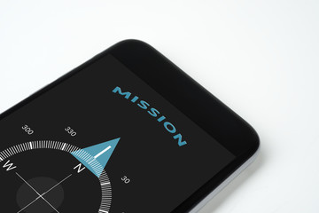 handy kompass mit text und pfeil mission