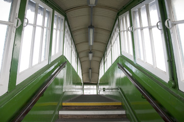 Fototapeta premium Kryty most na stacji kolejowej