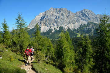 Fototapeta na wymiar Zwei Personen, Männer bei Wanderung im Gebirge nahe Zugspitze