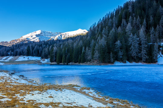 Schwarzsee Davos - Zugefrorener See ohne Schnee - Schwarzeis