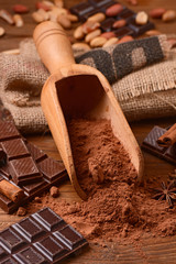 cacao in polvere sul tavolo di legno
