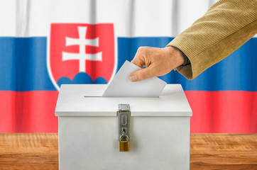 Mann wirft Stimmzettel in Wahlurne - Slowakei
