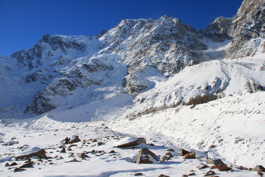 Ciaspole sotto il Monte Rosa, Macugnaga, Piemonte