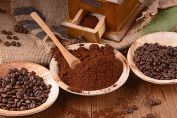 caffè macinato nella ciotola di legno