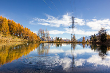 Paesaggio di montagna con traliccio della corrente © MarcoMonticone