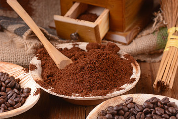 caffè macinato nella ciotola di legno