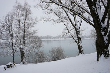 Schneefall am See