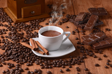 squisito caffè al cioccolato nella tazza bianca