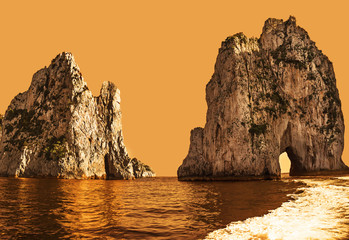 Obrazy  Niesamowity krajobraz na wyspie Capri z Faraglioni - formacja skał przybrzeżnych na Morzu Śródziemnym.