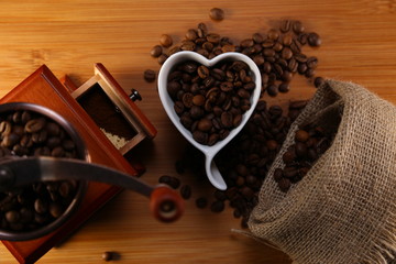 Obraz na płótnie Canvas manual coffee grinder and heart cup 