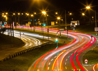 Fototapeta na wymiar Straße mit Lichtstreifen von Autos